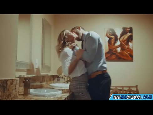 ❤️ As in busty blonde jo ferliedt yn in iepenbier toilet ☑ Russyske porno op fy.com-fullporner.ru ❤